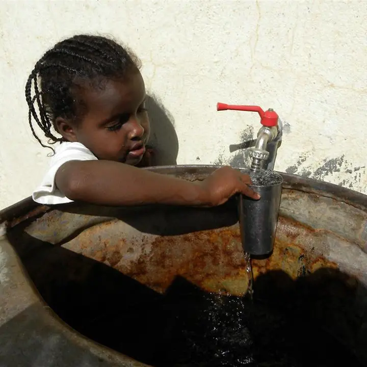 Dank der Solarpumpte gibt es hier Wasser | © UNICEF/SOMA2010-00001/Morooka Somalia: Fließendes Wasser dank Solarpumpen