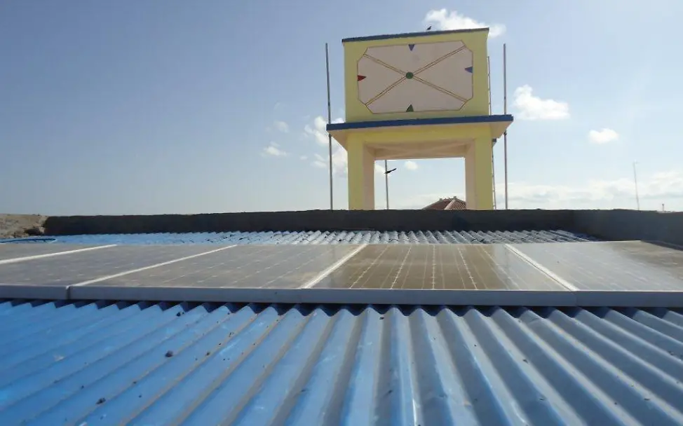 Solarzellen versorgen die Wasserpumpstation mit Strom | © UNICEF Somalia Somalia Wasser: Mit Sonnenenergie zu sauberem Wasser