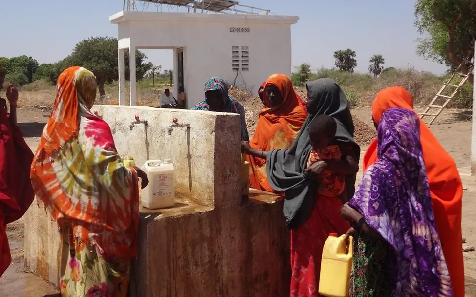 An der Trinkwasserstation holen die Frauen Wasser | © UNICEF Somalia Somalia Wasser: Treffpunkt Trinkwasserstation