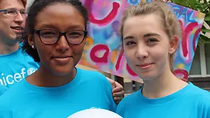 Unsere UNICEF-Helden | © UNICEF/DT2016/Jessica Hanschur Zweu Jugendliche die sich für UNICEF engagieren lächeln in die Kamera.