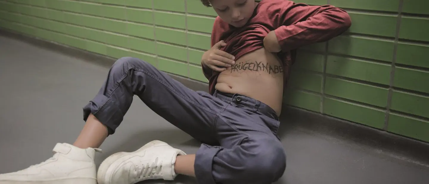 Gewalt hinterlässt Spuren: Ein Junge schaut auf seinen Bauch. | © UNICEF/Madeline Kelly Gewalt hinterlässt Spuren: Ein Junge schaut auf seinen Bauch.