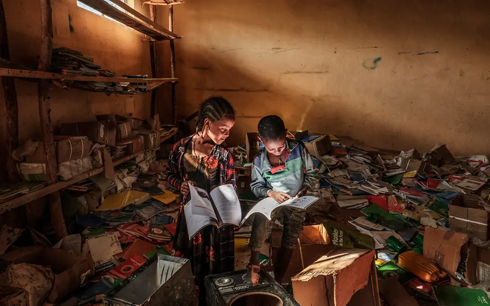 1. Platz UNICEF-Foto des Jahres 2022 | © Eduardo Soteras, Argentinien In der kriegszerstörten Bibliothek einer Grundschule in der äthiopischen Region Tigray vertiefen sich zwei Kinder in Bücher.