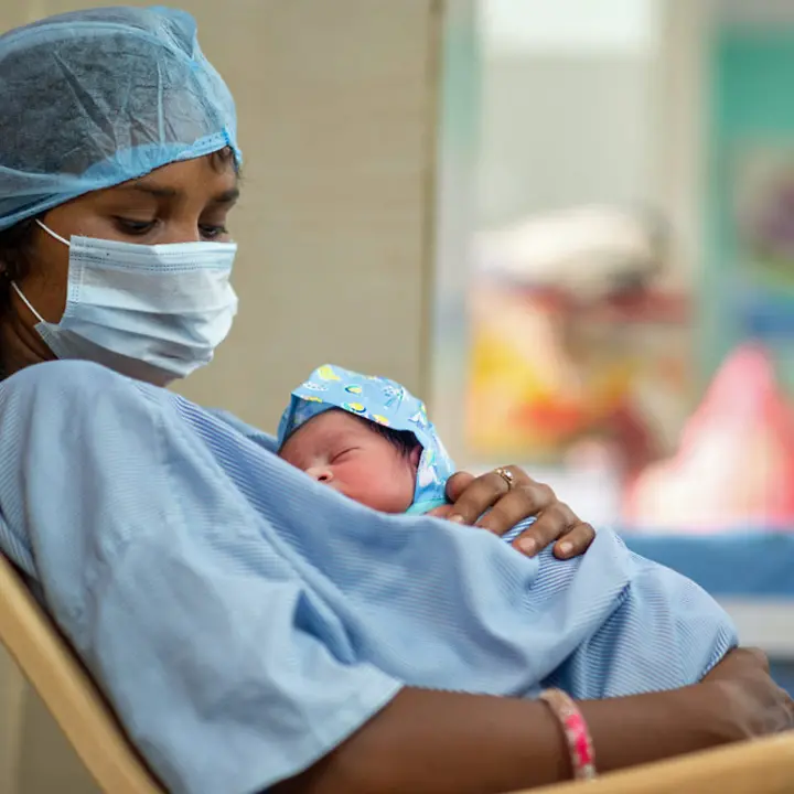 UNICEF stärkt Gesundheitssysteme und unterstützt Mütter und Kinder weltweit. | © UNICEF/Panjwani Gesundheitssysteme stärken: UNICEF unterstützt Kinder und Mütter weltweit.