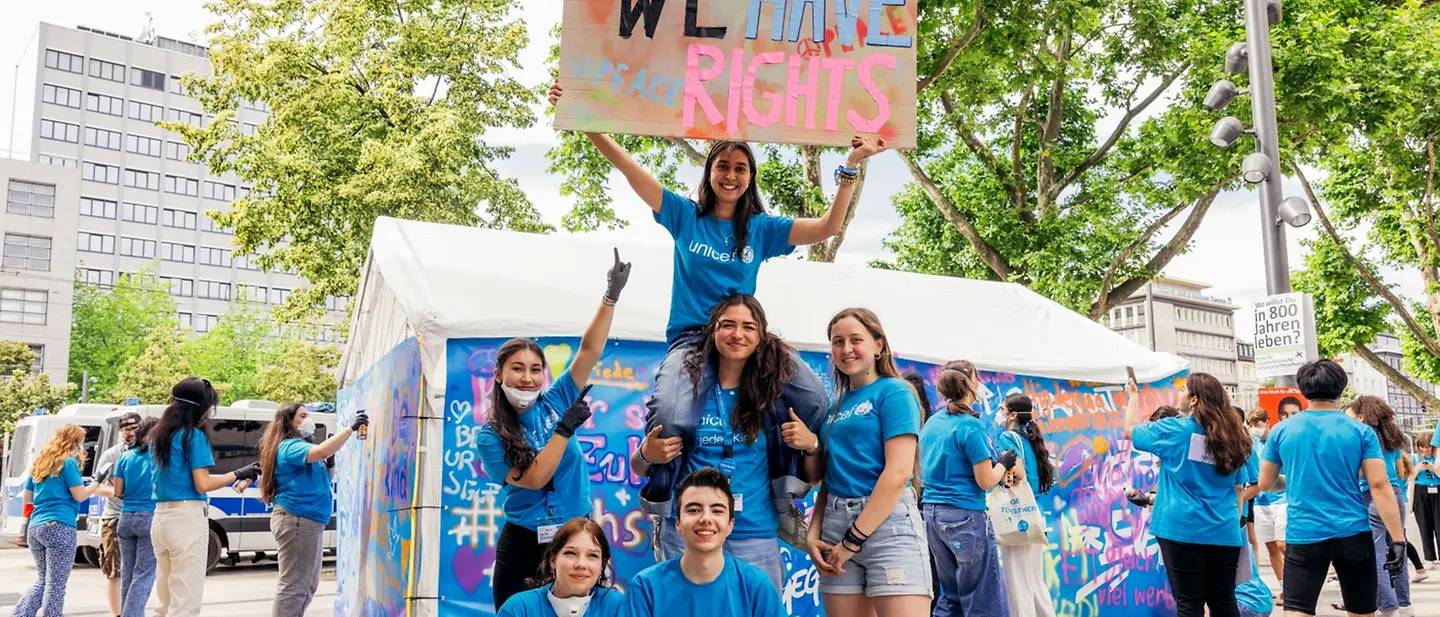 Jugendliche zeigen Engagement auf dem Mannheimer UNICEF Youth Festival. | © UNICEF/Stroisch eine Gruppe Jugendliche auf dem UNICEF Youth Festival in Mannheim mit einem Schild, auf dem "We have rights" steht.