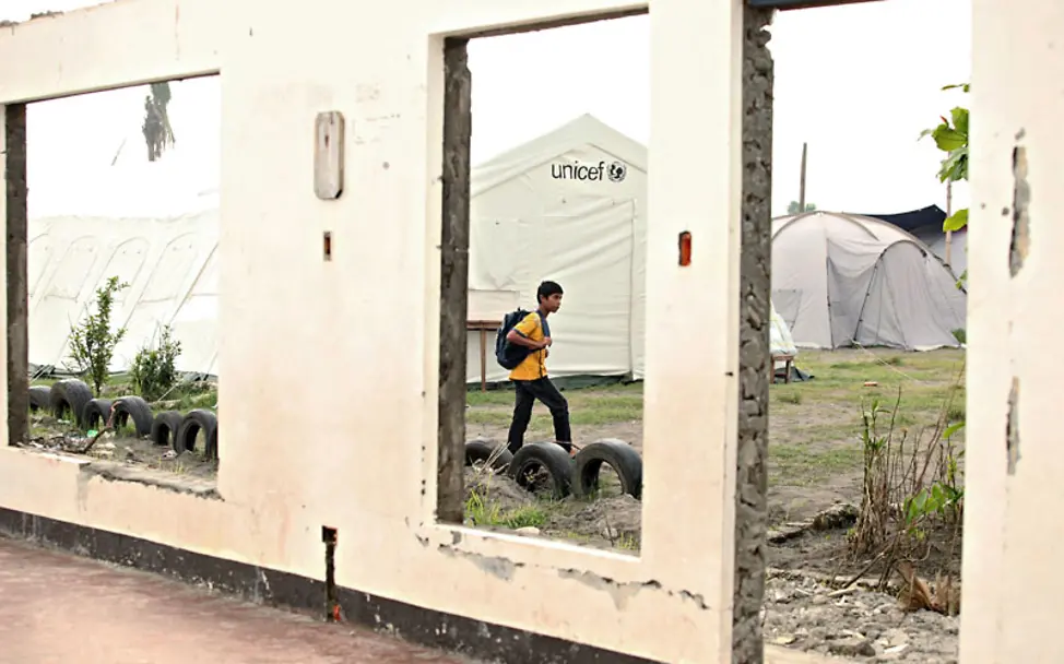 Ein Junge auf dem Weg zur Zeltschule auf den Philippinen. | © UNICEF/UNI156685/Reyna Bildung: Auf dem Weg zur Zeltschule, Philippinen.