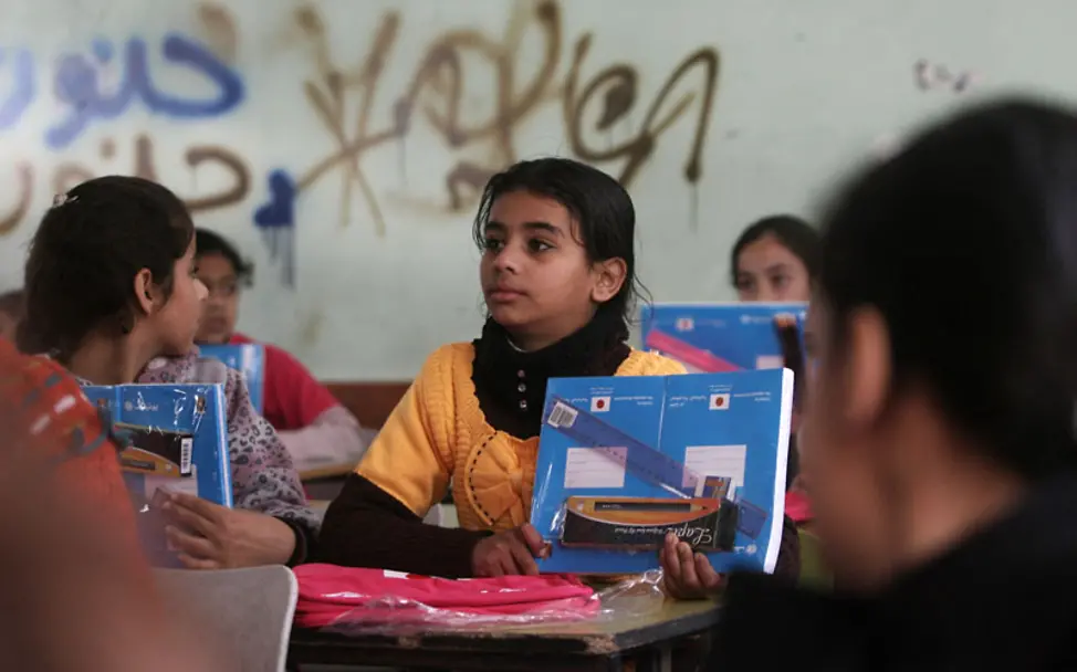 Eine Schülerin mit einem Schulheft in Palästina. | © UNICEF/UNI156897/El Baba Bildung: Eine Schülerin mit einem Schulheft in Palästina.