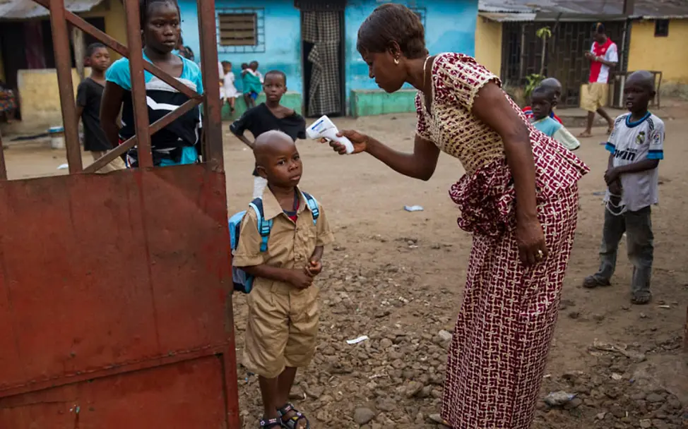 Ein Junge vor dem Schuleingang in Guinea. | © UNICEF/UNI177599/UNMEER Martine Perret Bildung: Ein Junge vor dem Schuleingang in Guinea.