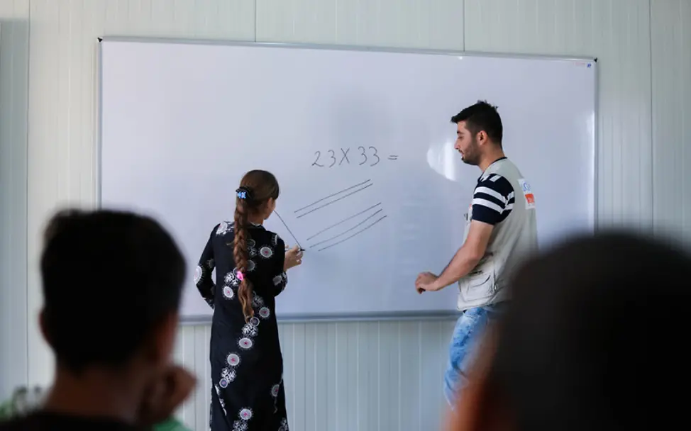 Eine Schülerin in einer Zeltschule in Erbil, Irak. | © UNICEF/UNI199923/Anmar Bildung: Eine Schülerin in einer Zeltschule in Erbil, Irak.