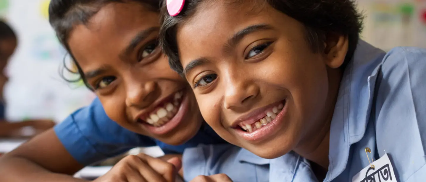 Mädchen: Shushmita und Binky freuen sich auf die Schule | © UNICEF/UN08402/Lynch Mädchen: Shushmita und Binky freuen sich auf die Schule