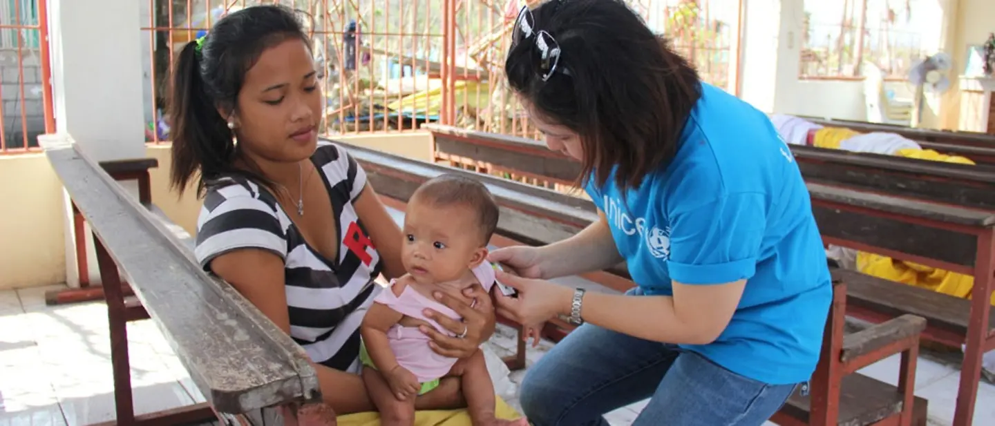 Medizinsche Hilfe: UNICEF-Mitarbeiterin untersucht Jungen | © UNICEF/UNI155213/Lane Medizinsche Hilfe: UNICEF-Mitarbeiterin untersucht Jungen