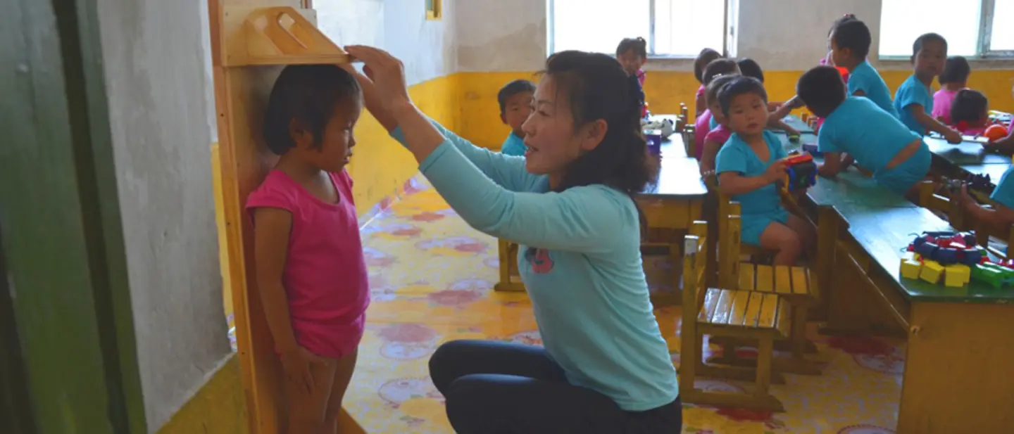 Nordkorea: Mädchen beim Messen | © UNICEF/DT2015-26345/Christian Schneider Nordkorea: Mädchen beim Messen