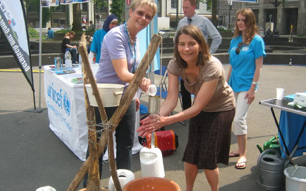 Ehrenamtliche veranstalten UNICEF-Aktionen | © UNICEF/DT2012-31851 Ehrenamtliche veranstalten UNICEF-Aktionen