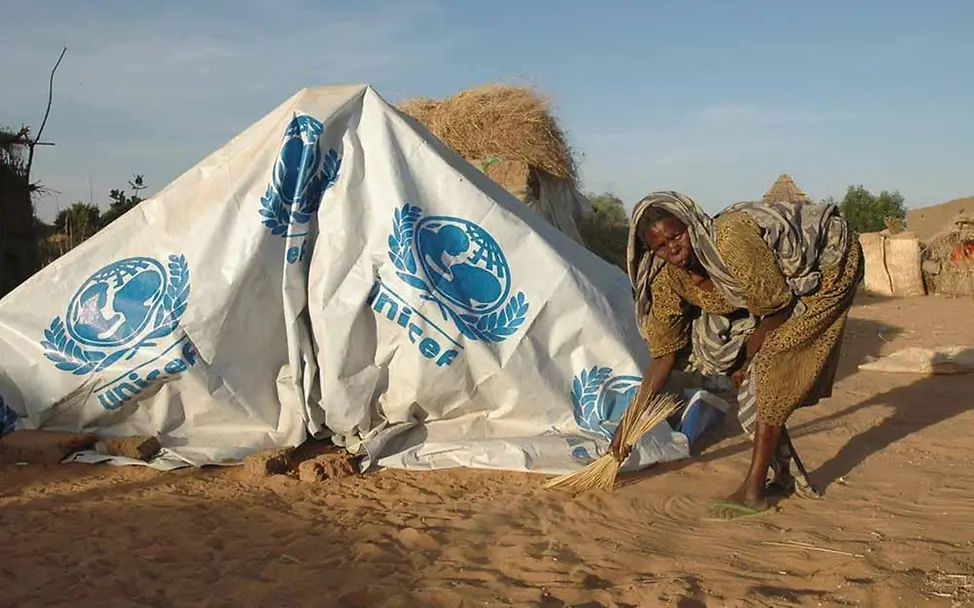 Schutzmaterialien für Familien Nothilfe: Plastikplane als Zelt