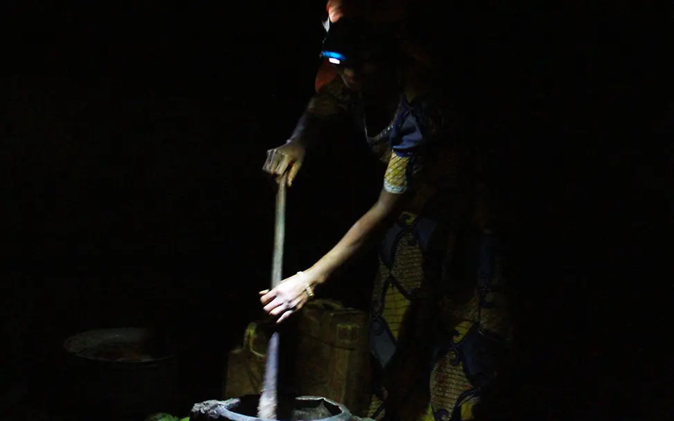 Burundi: Dank 'Projet lumière' kann Denise abends noch kochen | © UNICEF/Nijimbere Burundi: Dank 'Projet lumière' kann Denise abends noch kochen