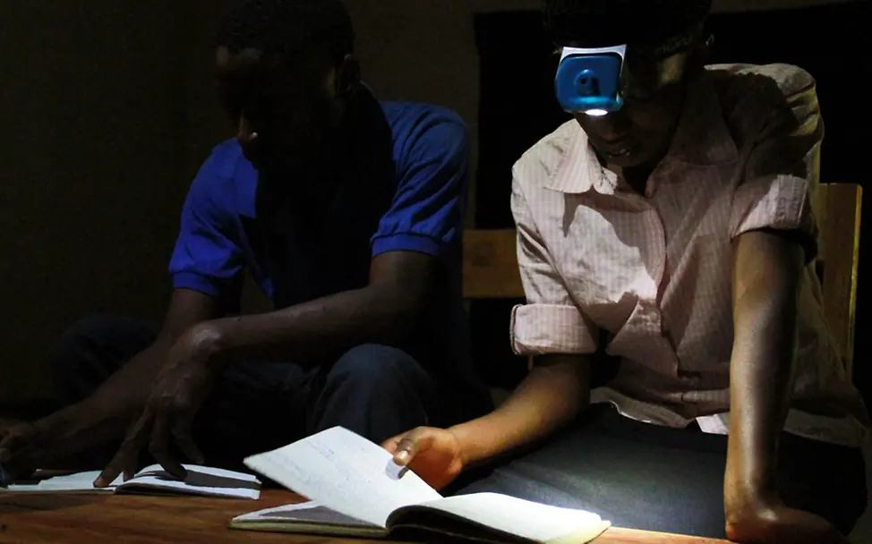 UNICEF: Die LED-Lampen bringen den Familien in Burundi Licht | © UNICEF/Nijimbere UNICEF: Die LED-Lampen bringen den Familien in Burundi Licht