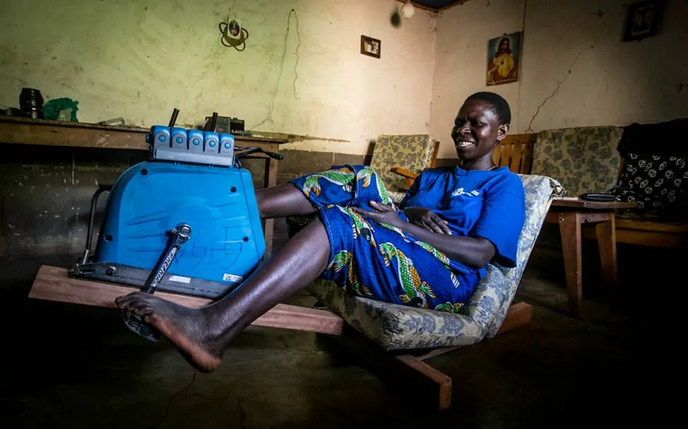 Projet Lumière: Ein Generator lädt bis zu fünf LED-Lampen auf | © UNICEF Projet Lumière: Ein Generator lädt bis zu fünf LED-Lampen auf