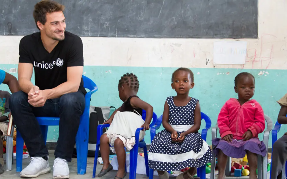 Mats Hummels beim Besuch des Childcare Centre in Chimwemwe | © UNICEF Malawi Mats Hummels beim Besuch des Childcare Centre in Chimwemwe