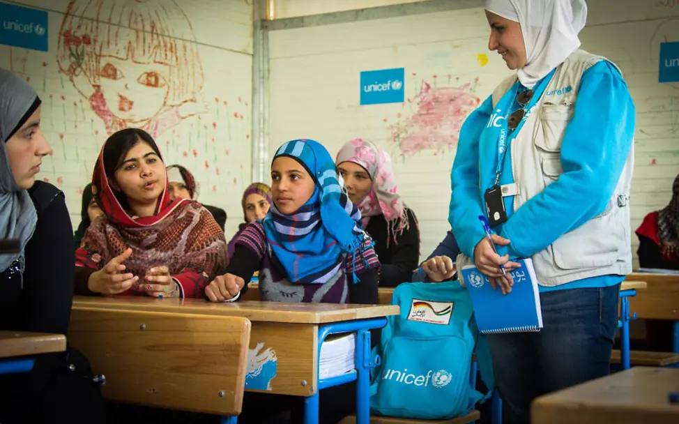 Muzoon mit ihrer Freundin Malala im Flüchtlingslager Za'tari | © UNICEF/El Ouerchefani UNICEF-Botschafterin: Muzoon sitzt in einem Klassenzimmer im Flüchtlingslager