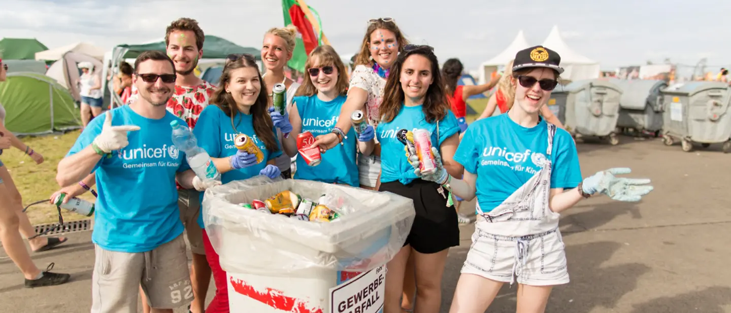 Die Hochschulgruppe Ulm sammelt Pfand bei den Medimeisterschaften | © UNICEF/Maurice Ressel Pfandaktion: Die Hochschulgruppe Ulm beim Pfand sammlen