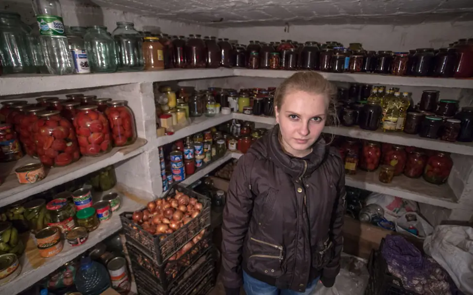Ein Mädchen im Keller und Schutzraum ihres Hauses | © UNICEF/Kozalov Ukraine-Konflikt: Dasha in der Vorratskammer, die auch als Schutzraum dient
