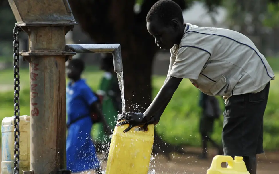 Mit Hilfe der Pumpe füllt ein Junge seinen Wasserkanister | © UNICEF/Cranston Südsudan: Ein Junge füllt einen Wasserkanister an einer Pumpe