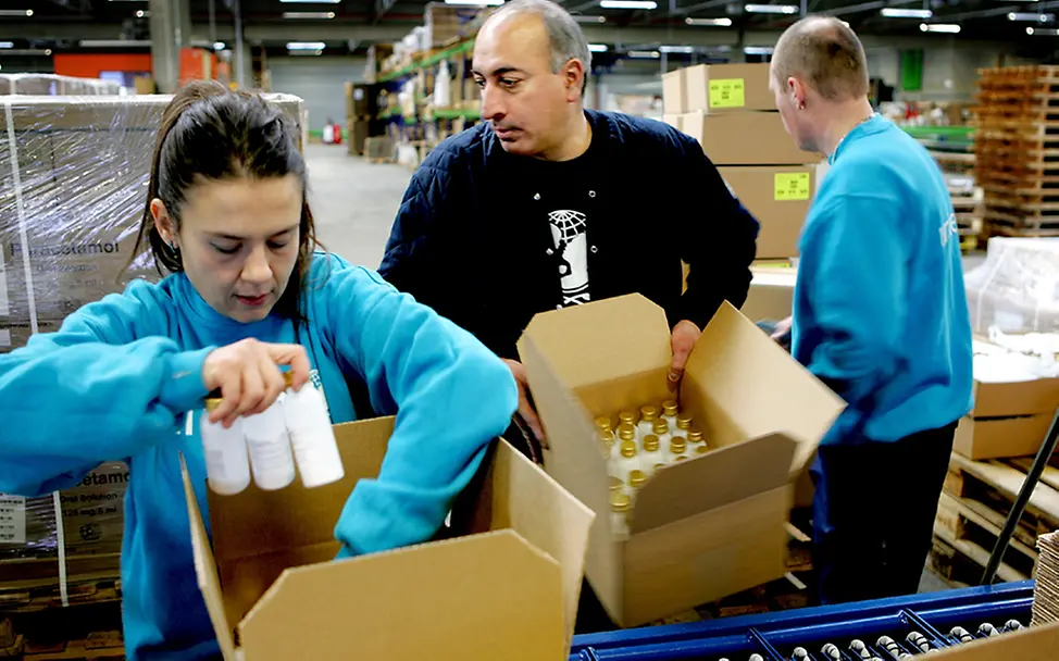 UNICEF-Mitarbeiter verpacken die Hilfsgüter | © UNICEF/Lars Bech Der Weg der Spende: UNICEF-Mitarbeiter verpacken die Hilfsgüter