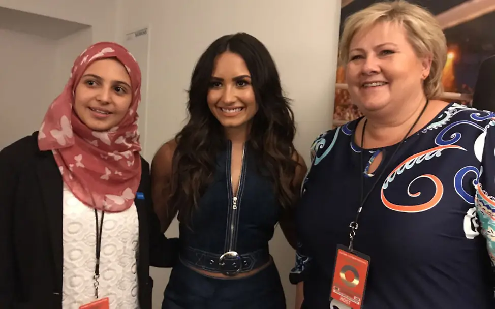 Muzoon im Gespräch mit Demi Lovato und Erna Solberg | © UNICEF G20: Muzoon mit Demi Lovato und der norwegische Ministerpräsidentin Erna Solberg