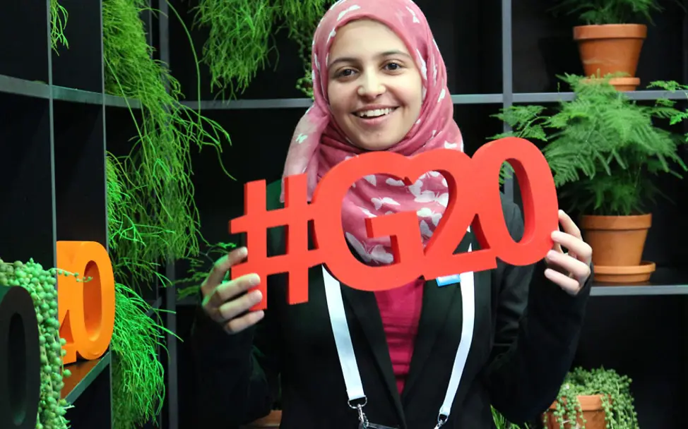 UNICEF-Botschafterin Muzoon steht glücklich im Internationalen Medienzentrum | © UNICEF/Stefanie Truxa UNICEF-Botschafterin Muzoon steht glücklich im Internationalen Medienzentrum