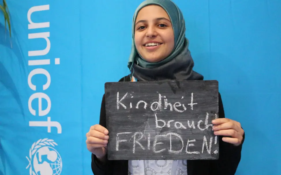 Muzoon mit dem Appell des Deutschen Komitees für UNICEF "Kindheit braucht Frieden" | © UNICEF Muzoon mit dem Appell von UNICEF: "Kindheit braucht Frieden"