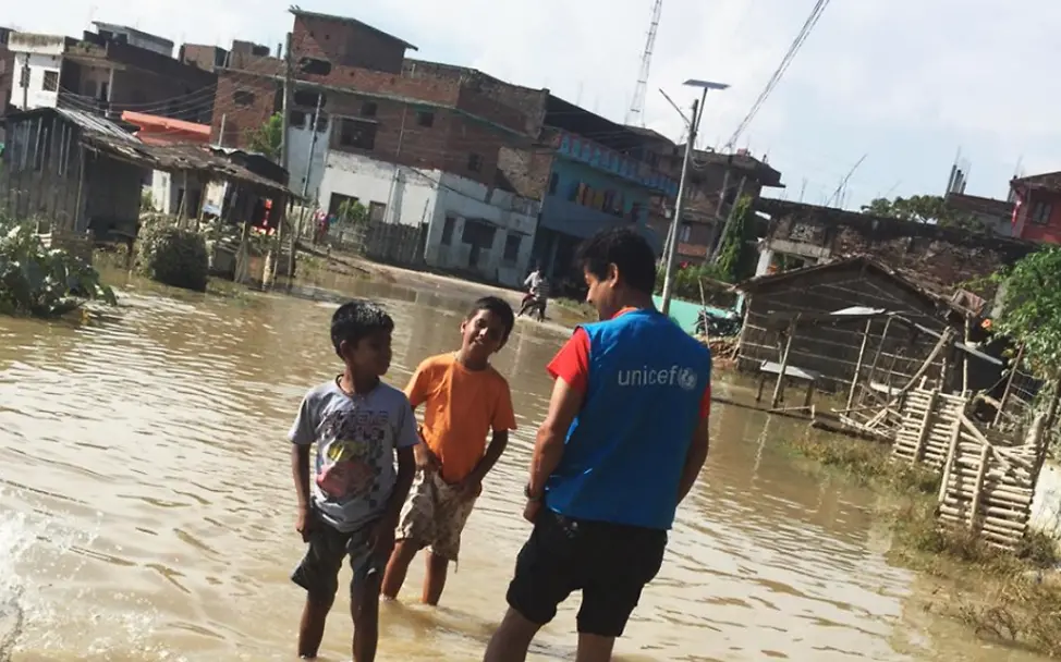 Bodh Narayan Shrestha im Überschwemmungsgebiet in Nepal | © UNICEF Nepal Monsun in Asien: UNICEF-Mitarbeiter im Überschwemmungsgebiet in Nepal