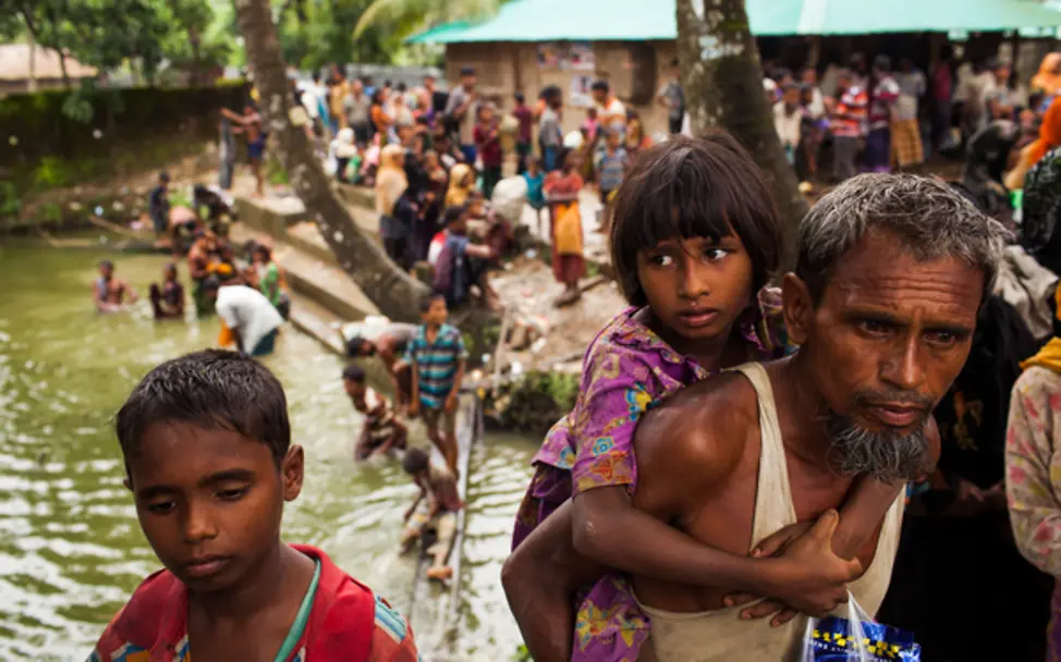 Rohingya: Eine Familie hat gerade die Grenze von Myanmar nach Bangladesch überquert. | © UNICEF/Brown Eine Familie hat gerade die Grenze nach Bangladesch überquert.