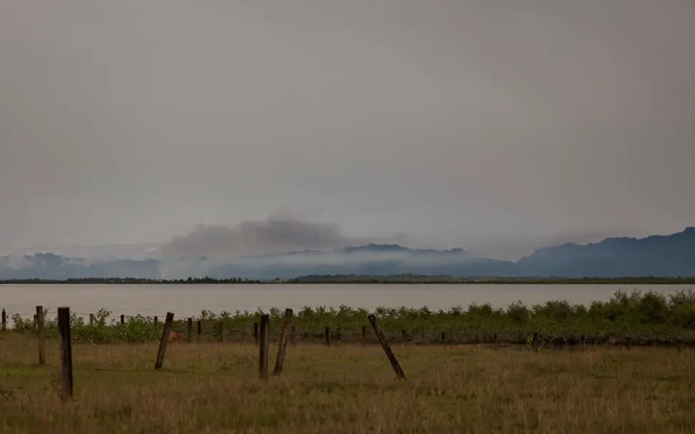 In Myanmar steigen Rauchwolken von brennenden Dörfern auf | © UNICEF/Brown Die Rauchwolken am Horizont steigen von brennenden Häusern und Dörfern auf