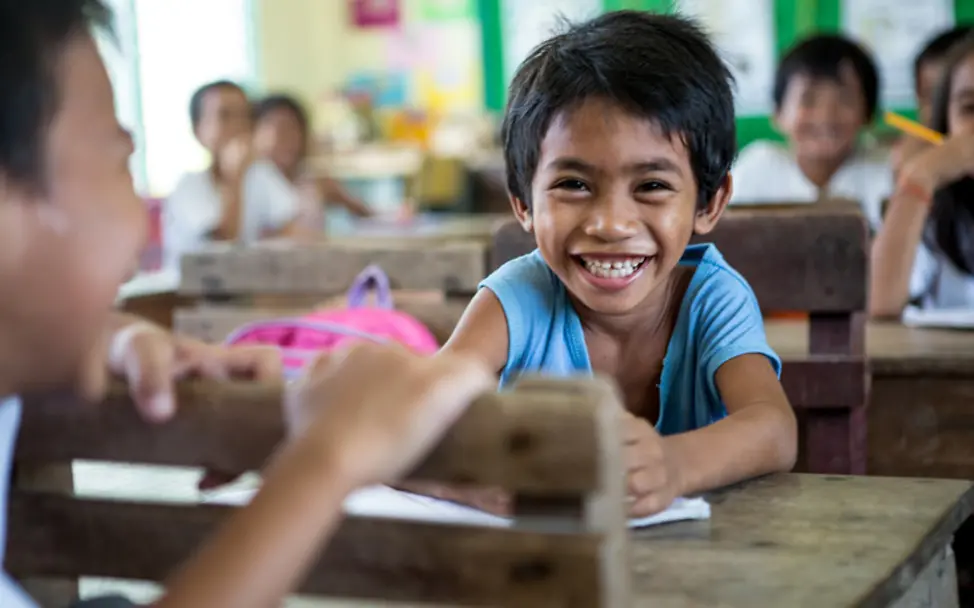 Auch Schule kann glücklich machen | © UNICEF/Schermbrucker junge-auf-schulbank-jahresrueckblick
