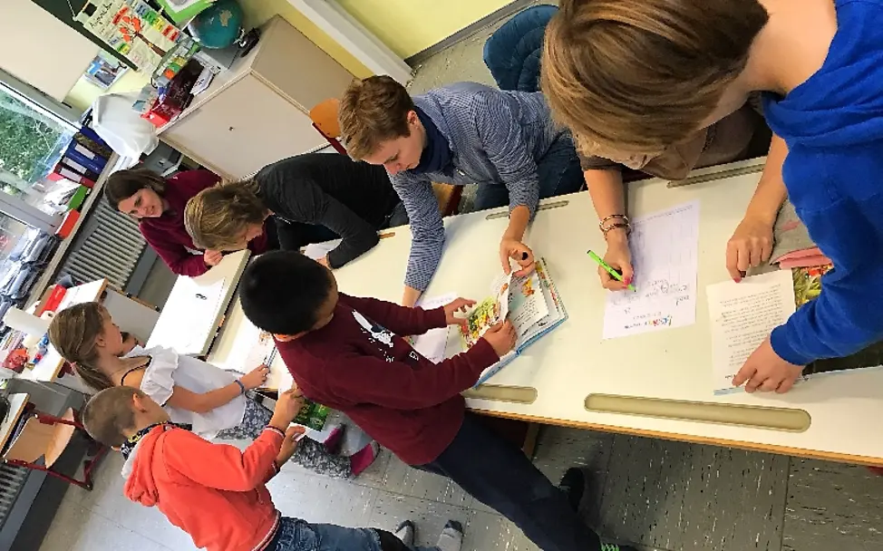 An den Tischen können die Kinder ihr Leseprotokoll pflegen | © UNICEF/Ursula Grass Lesen für UNICEF: Hier pflegen Schülerinnen und Schüler ihr Leseprotokoll