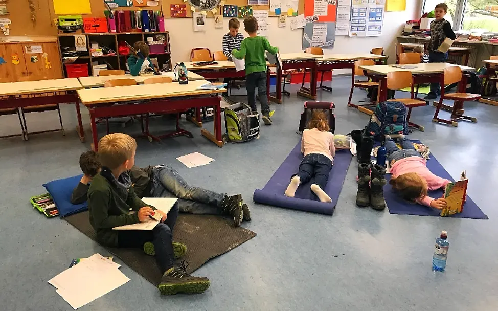 Ganze 4.200 Euro konnten die Schülerinnen und Schüler für UNICEF erlesen | © UNICEF/Ursula Grass Lesen für UNICEF: Die Kinder sitzen verteilt in ihrem Klassenzimmer und lesen