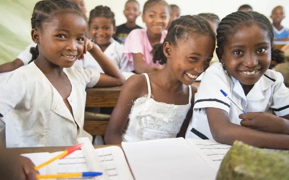 Schüler in Madagaskar haben sichtlich Spaß am Unterricht | © UNICEF/Ramasomanana Lesen für UNICEF: Mädchen in Madagaskar beim Unterricht in einer Schule