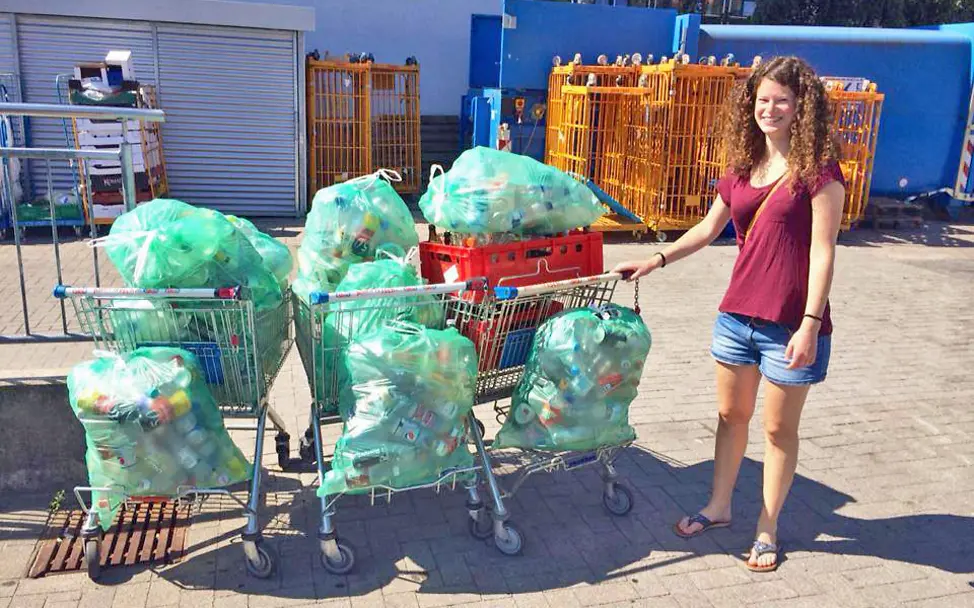 Die AG Kiel sammelt Leergut für UNICEF. | © UNICEF/DT2015/AG Kiel Die AG Kiel sammelt Leergut für UNICEF.