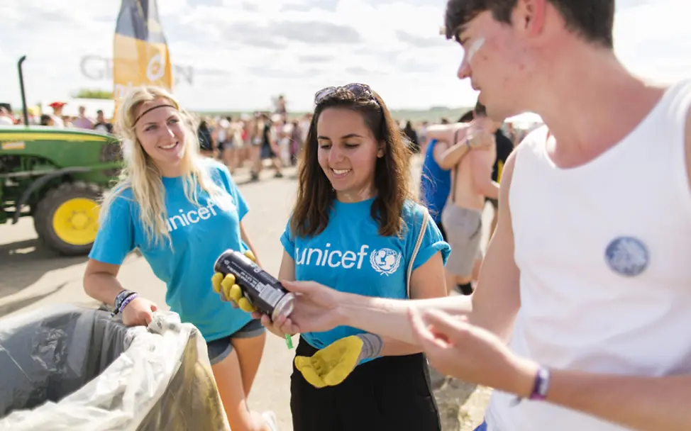 Der gesammelte Ertrag kommt später UNICEF zugute | © UNICEF/Maurice Ressel Dein Pfand rettet Leben: Fleißige Helfer sammeln Dosen ein