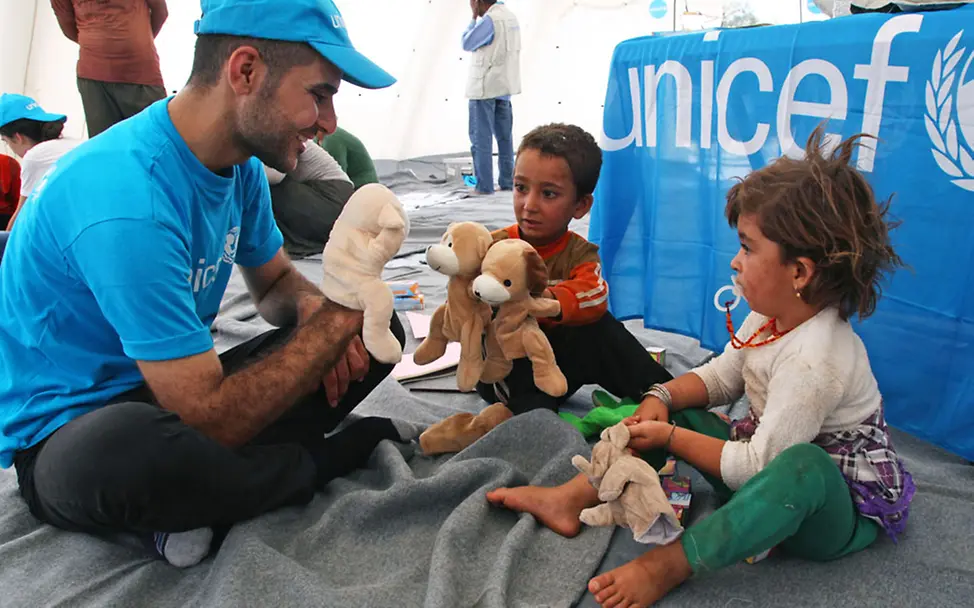 UNICEF-Helfer betreut Flüchtlingskinder im Irak | © UNICEF/Khuzaie Irak: UNICEF-Hilfe für traumatisierte Kinder
