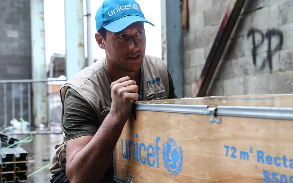 Djani Zadi | © UNICEF/Moreno Gonzalez Hilfsgüter in Kopenhagen: Djani Zadi im Logistikzentrum