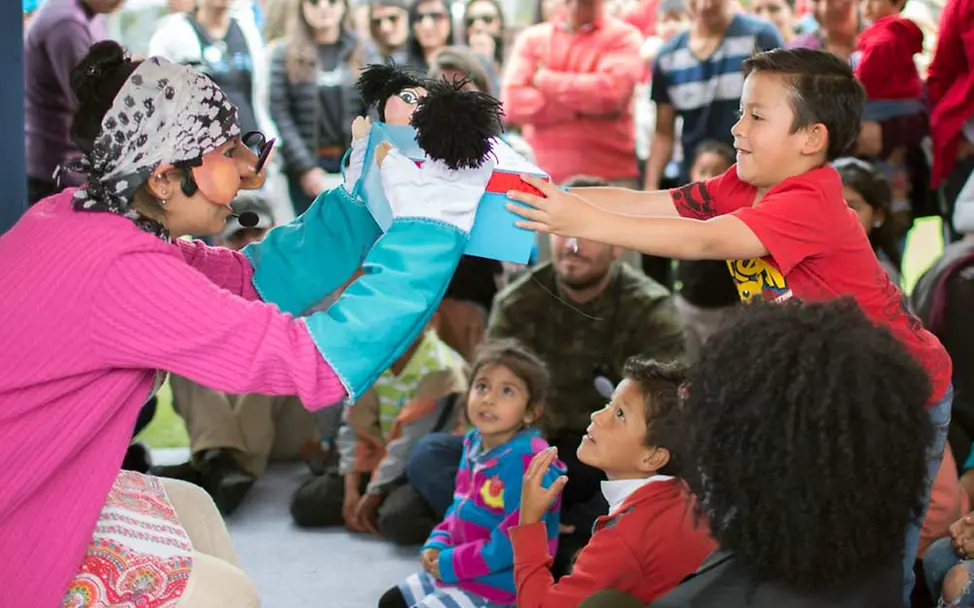 Schutz vor Missbrauch: Per Puppentheater klärt UNICEF die Kinder auf. | © UNICEF/Escobar Gewalt verhindern: Kinder lernen spielerisch, sich gegen sexuellen Missbrauch zu wehren.