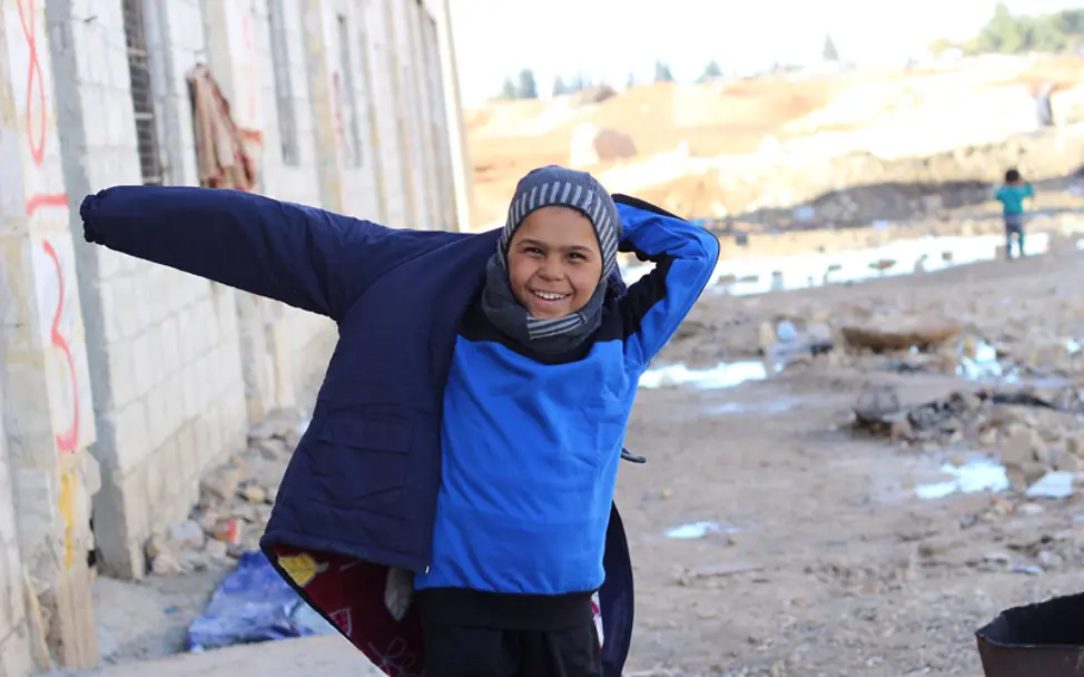 In Syrien probiert Ahmed seine neue Winterjacke an | © UNICEF/Al-Issa Syrien: Ahmed probiert seine neue Winterjacke an