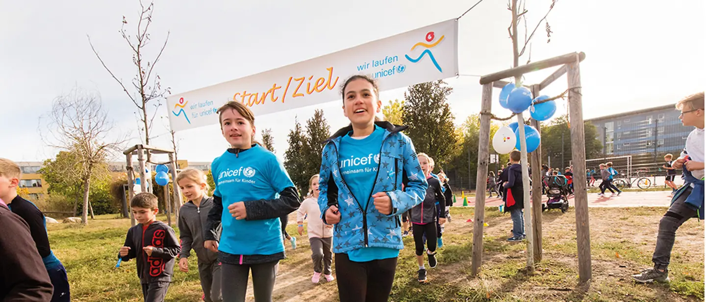 Startschuss für den Spendenlauf "wir laufen für UNICEF" | © UNICEF/Maurice Ressel Spendenlauf: Wir laufen für UNICEF. Schüler beim Start ihres Spendenlaufes