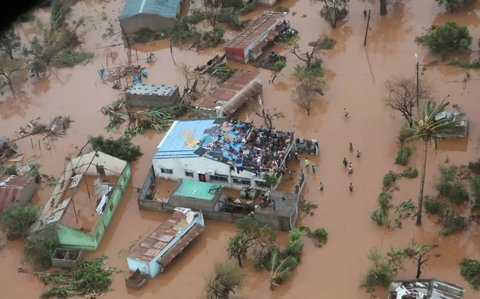 Menschen retten sich auf die Dächer ihrer Häuser | © UNICEF Mozambique Zyklon Idai: Menschen retten sich auf die Dächer ihrer Häuser.
