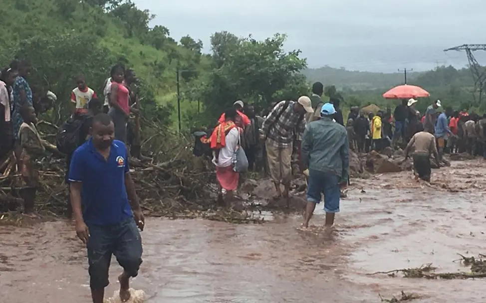 Zyklon Idai in Mosambik: Menschen waten durch die Fluten | © DfID Zyklon Idai in Mosambik: Menschen waten durch die Fluten