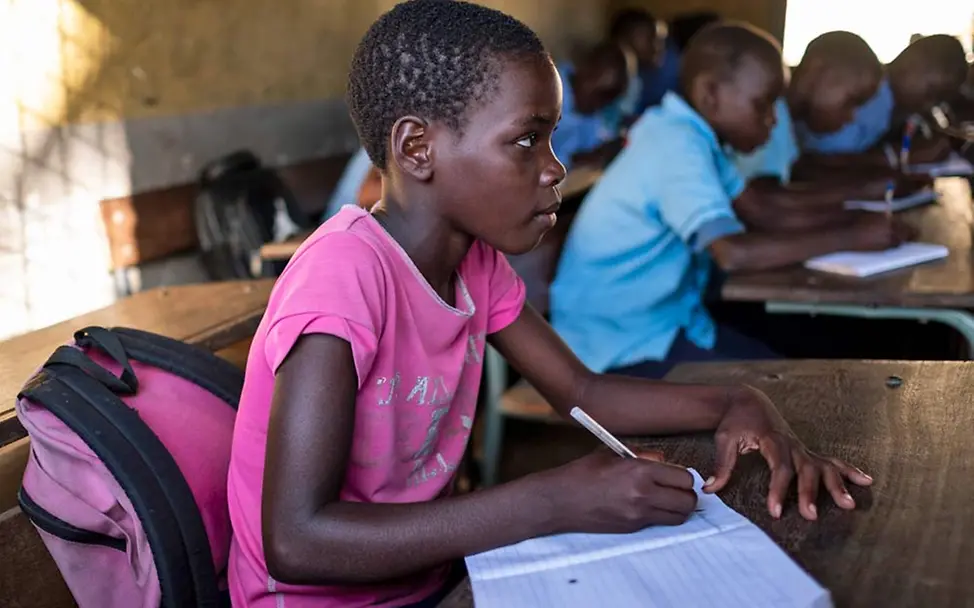 Chance auf Bildung: UNICEF richtet nach dem Zyklon Notschulen ein. | © UNICEF/UN0294987/DE WET Ein Mädchen in Mosambik kann nach dem Wirbelsturm wieder zur Schule gehen.