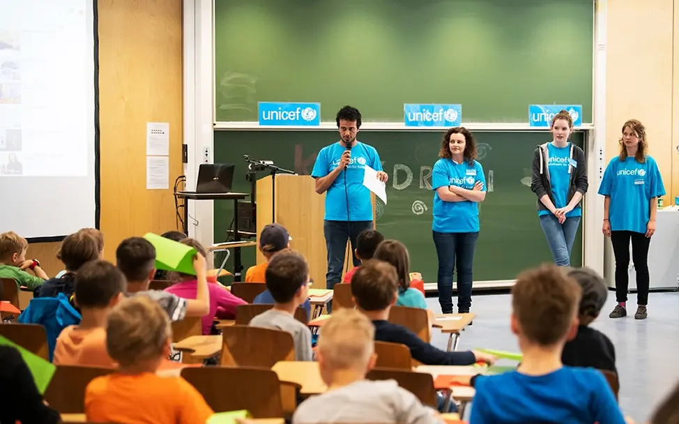 Die UNICEF-Hochschulgruppe Jena gestaltet eine Unterrichtsstunde | © UNICEF/Uni Jena/C. Die UNICEF-Hochschulgruppe Jena gestaltet eine Unterrichtsstunde