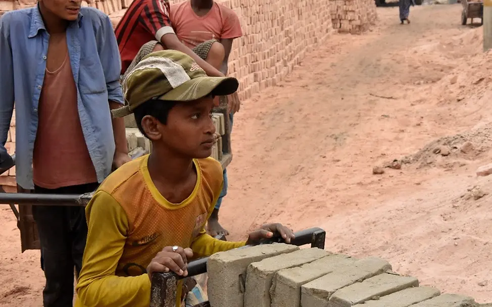 Mohamed schiebt einen karren mit Steinen. | © UNICEF/Claudia Berger Kinderarbeit in Bangladesch: Mohamed schiebt einen karren mit Steinen.