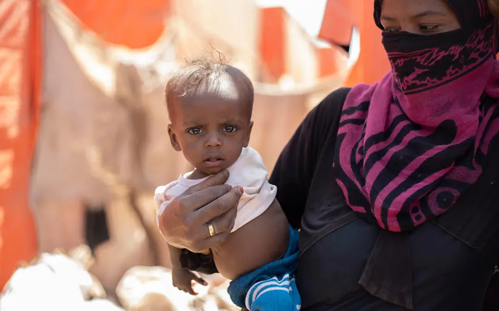 Die Gesundheit ihres Kindes brachte die Familie um all ihre Ersparnisse. | © UNICEF/Baholis Saud-und-Saeed-UN0320186