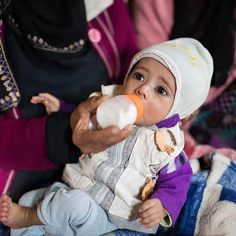 Ali muss ohne Mutter aufwachsen. | © UNICEF/Alahmadi Jemen: Die Großmutter gibt Ali sein Fläschchen.